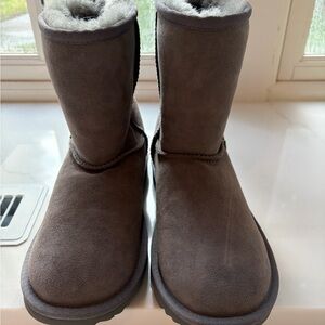 BRAND NEW, w/shoe sticker, UGG Stylish Grey Suede Shearling Boots - Big Kids 4M